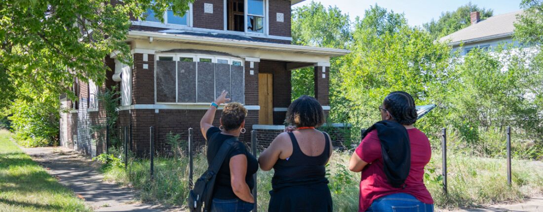 residents-vacant-building