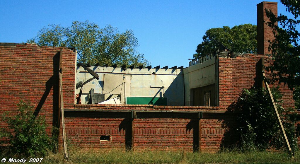 1593351012_7d0867d9cc_b (1) Vacant school building in Wake Forest, North Carolina (Credit Wendy via Flickr)